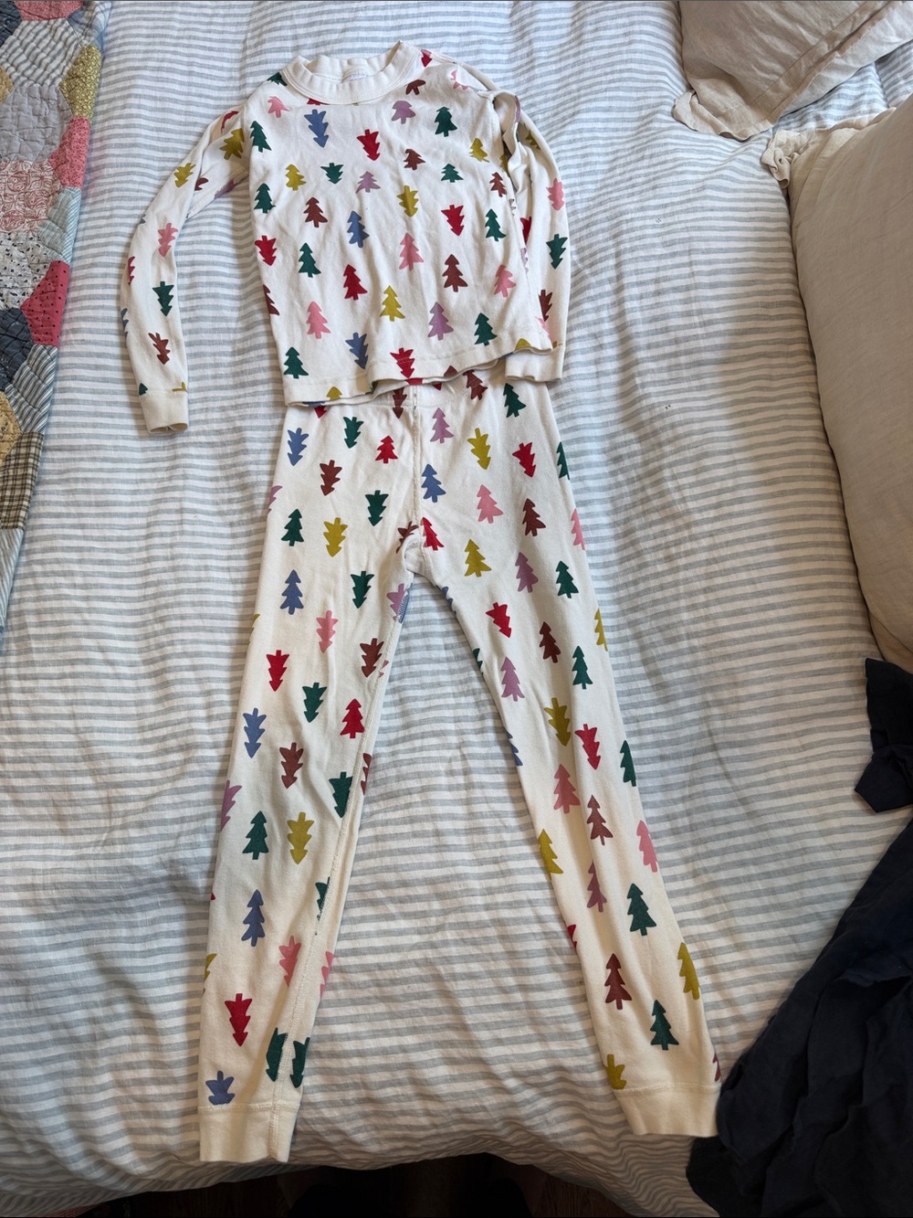 Hanna Andersson Cream Pajama Set with Multicolor Tree Prints